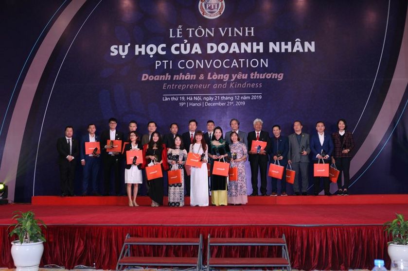 TGĐ Triệu Văn Dương và Chuyên gia Nguyễn Tất Thịnh trao kỷ niệm chương và quà cho học viên ưu tú các lớp
