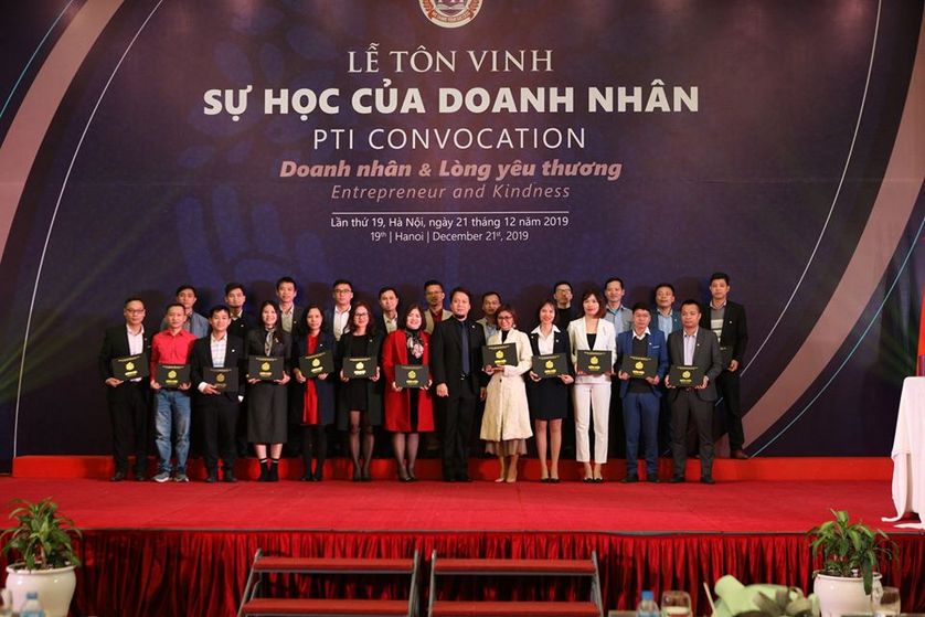Chuyên gia Nguyễn Hoàng Phương trao chứng nhận cho tập thể lớp Giám đốc Kinh doanh CCO 28