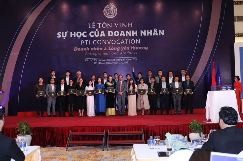 Chuyên gia Nguyễn Tất Thịnh trao chứng nhận cho tập thể lớp CEO TD 24 
