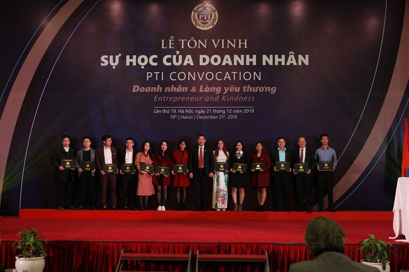 Chuyên gia Vũ Văn Ninh trao chứng nhận cho tập thể lớp CFO 54