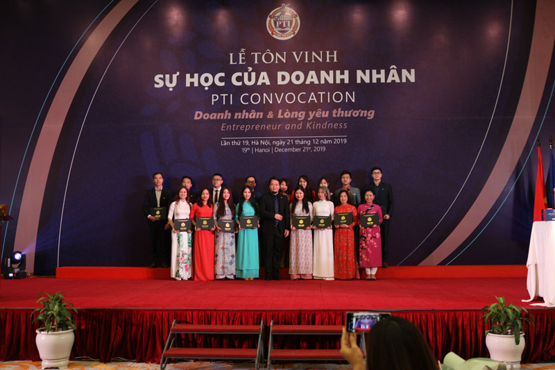 Chuyên gia Nguyễn  Hoàng  Phương trao chứng nhận cho tập thể lớp CMO 31