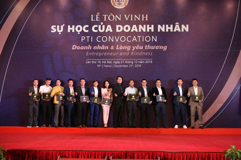 Chuyên gia Nguyễn  Hoàng  Phương trao chứng nhận cho tập thể lớp CPO 09