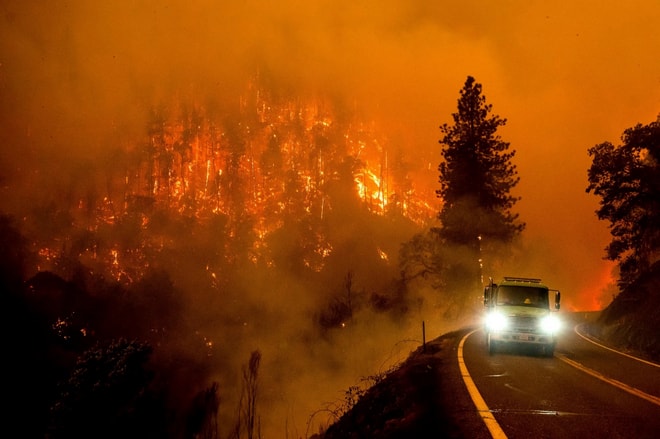 Năm 2022, thời tiết khắc nghiệt hơn bao giờ hết. Trong ảnh, một chiếc xe cứu hỏa chạy dọc theo Xa lộ California 96 khi đám cháy bùng cháy ở Rừng Quốc gia Klamath, bang California (Mỹ) vào tháng Bảy. (Ảnh: AP)